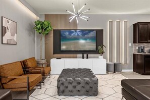 Flat-screen TV - 10 Bedroom/ 8 Bathroom/ Windsor Island (4205LA) (Davenport)