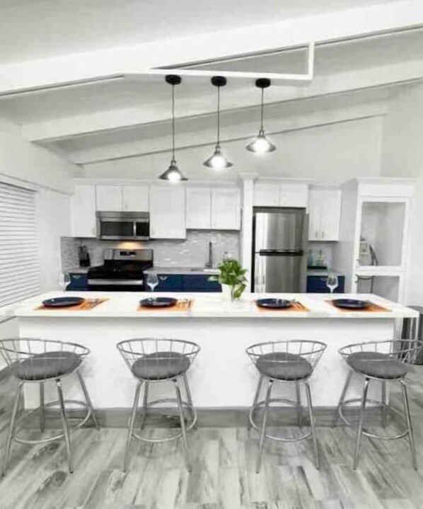 KĂŒhlschrank, Mikrowelle, Ofen, Herdplatte