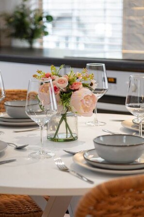 Dining - Central London studio apartment 5 minutes walk to  Holborn station (London)