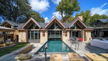 Piscine couverte, piscine extérieure