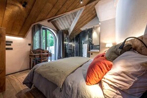 3 chambres, coffres-forts dans les chambres, fer et planche à repasser