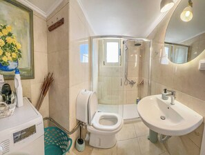 Căn hộ, 2 phòng ngủ, ban công, quang cảnh núi | Phòng tắm