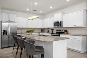 Refrigerador, microondas, horno, placa de cocina