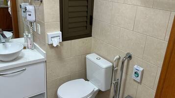 Chuveiro, secador de cabelo, bidê, toalhas de banho