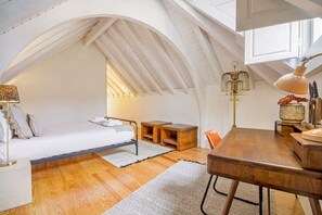 Työpöytä, silitysrauta/-lauta, ilmainen Wi-Fi, vuodevaatteet