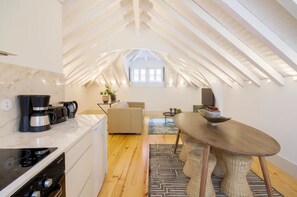 Fridge, oven, dishwasher, coffee/tea maker