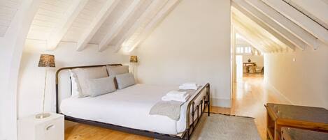 Työpöytä, silitysrauta/-lauta, ilmainen Wi-Fi, vuodevaatteet