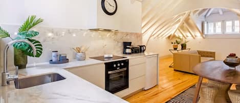 Refrigerador, horno, lavavajillas, cafetera/tetera