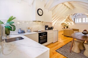 Kjøleskap, ovn, oppvaskmaskin og kaffetrakter/tekoker