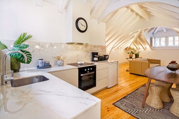 Fridge, oven, dishwasher, coffee/tea maker