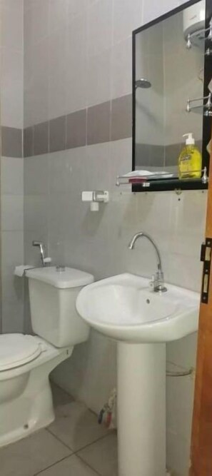 Bathroom - Apartment 3 Upstairs 4 bedroom/ 3 bathroom (Dakar)