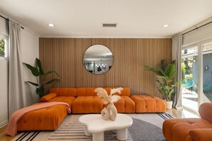 Télévision, baby-foot, table de tennis de table