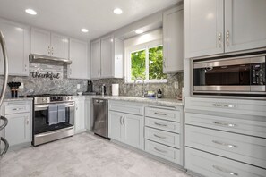 Refrigerador, microondas, horno y parrilla de estufa 