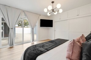 4 habitaciones, tabla de planchar con plancha, cuna de viaje y wifi 