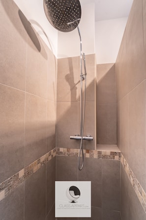 Douche, sĂšche-cheveux, serviettes fournies, papier toilette