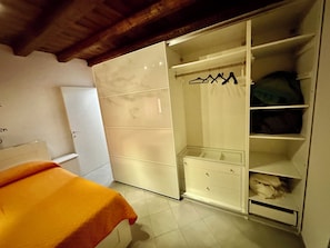 3 habitaciones, tabla de planchar con plancha, wifi y ropa de cama 