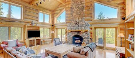 Una Smart TV, una chimenea, una mesa de tenis de mesa, libros