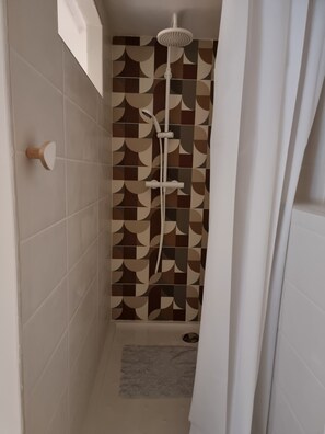 Dusche, Haartrockner, Handtücher, Seife