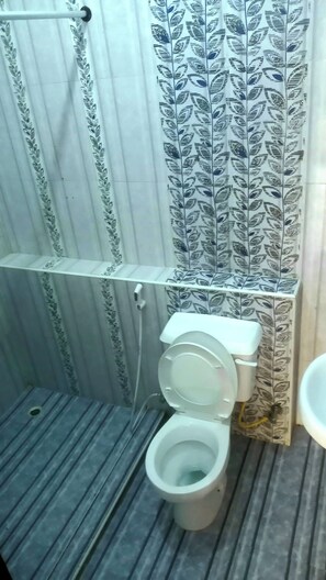 Dusj, håndklær, såpe og toalettpapir