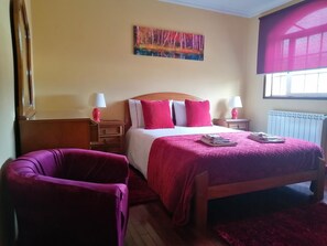 3 Schlafzimmer, Schreibtisch, Bügeleisen/Bügelbrett, Reisekinderbett