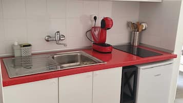 Réfrigérateur, micro-ondes, plaque de cuisson, cafetiÚre/bouilloire