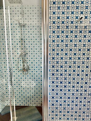 Dusche, Haartrockner, Bidet, Handtücher