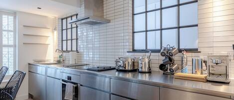 Fridge, oven, stovetop, dishwasher