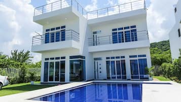 Cabin, 4 Bedrooms, Accessible, Smoking | Front of property