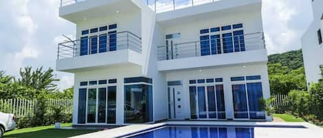 Cabin, 4 Bedrooms, Accessible, Smoking | Front of property