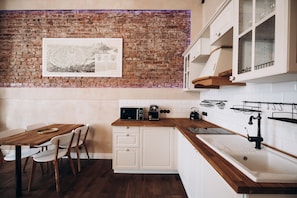 Departamento básico | Cocina privada | Frigobar, microondas, cafetera y tetera y tetera eléctrica 