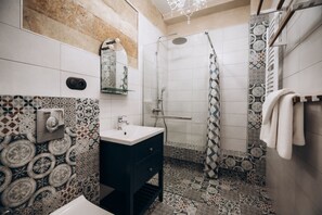 Apartamento básico | Banheiro | Chuveiro, chuveiro com efeito de chuva, secador de cabelo 