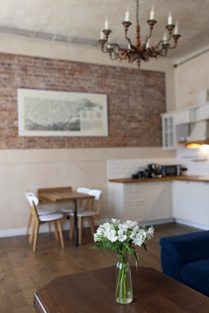 Apartamento básico | Cocina básica privada | Cafetera o tetera, frigorífico pequeño, microondas y hervidor eléctrico