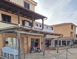 Exterior - Chic Villa Antonina 2 Bedroom Apartment Sleeps 6 (Golfo Aranci)