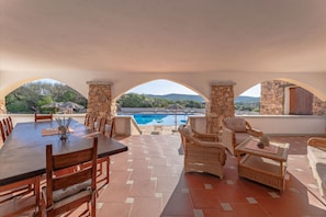 Outdoor dining - Chic Villa Antonina 2 Bedroom Apartment Sleeps 6 (Golfo Aranci)