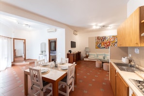 Private kitchen - Chic Villa Antonina 2 Bedroom Apartment Sleeps 6 (Golfo Aranci)