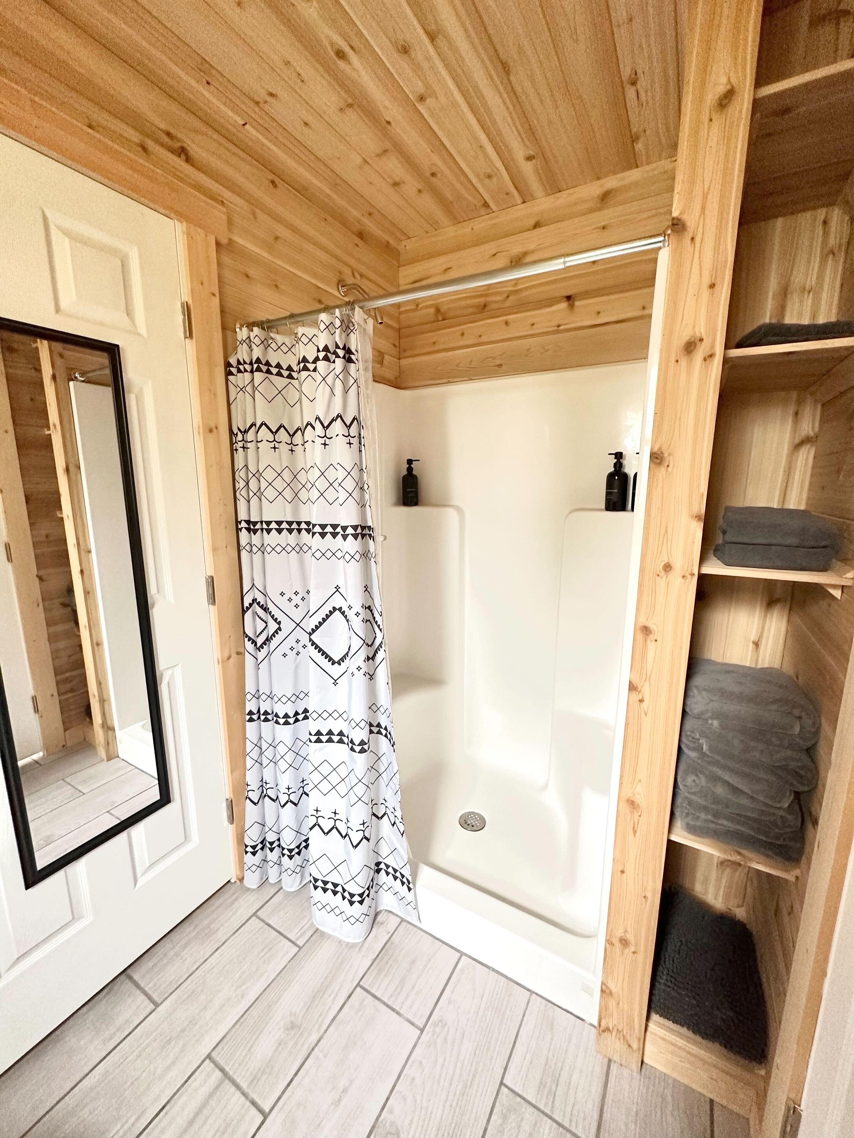 淋浴设施、吹风机、毛巾、肥皂