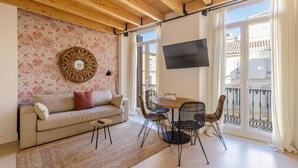 Standard Apartment | Living area | 40-inch Smart TV with satellite channels - Stay Unique Apartments Plaza del Marqués (Málaga)