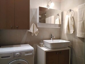 Haartrockner, Handtücher, Toilettenpapier