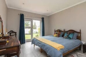 2 slaapkamers, een bureau, een strijkplank/strijkijzer, wifi