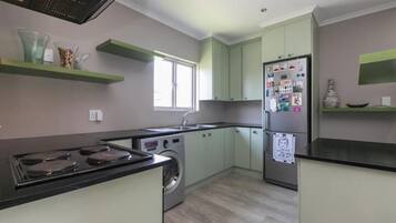 Réfrigérateur, micro-ondes, plaque de cuisson, bouilloire électrique