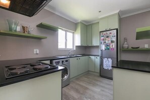 Réfrigérateur, four à micro-ondes, surface de cuisson