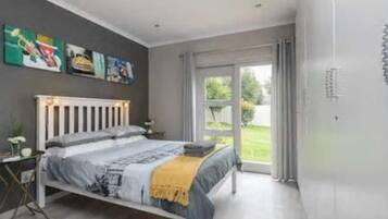 2 bedrooms, desk, iron/ironing board, WiFi
