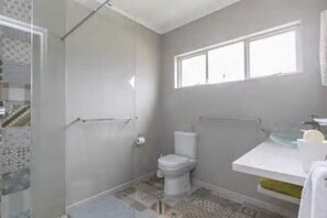 Douche, séchoir à cheveux, serviettes fournies, savon