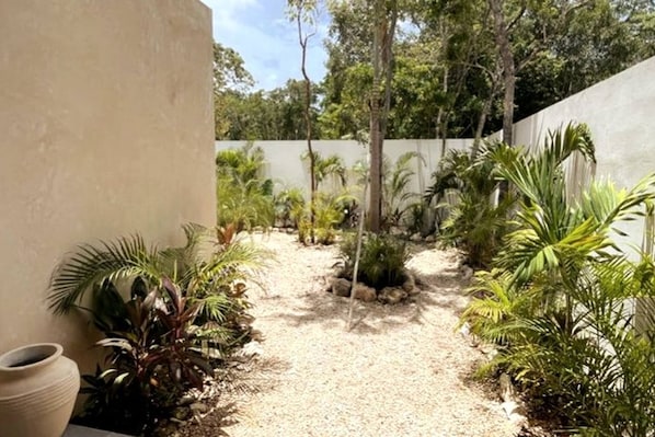 Habitación, 3 habitaciones, patio, vista a la alberca | Jardín