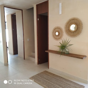 Habitación, 3 habitaciones, patio, vista a la alberca | Interior