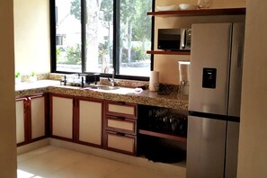 Habitación, 3 habitaciones, patio, vista a la alberca | Interior