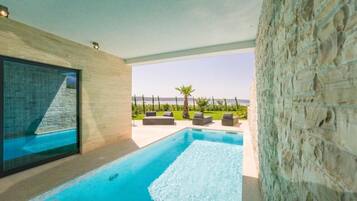 Vila, 3 quartos, para fumantes, piscina particular | Piscina | Piscina externa