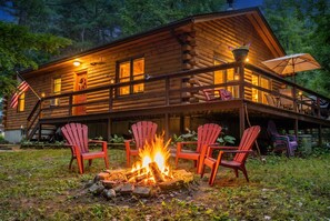 A log cabin with a deck, outdoor seating, and a fire pit. - Cozy, pet friendly cabin minutes to lake George village. Sleeps 6 (Lake George)