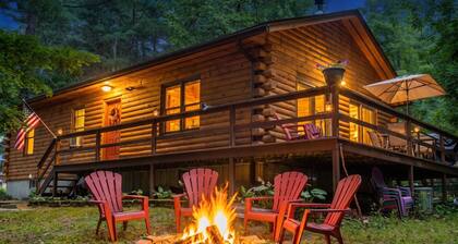 Cozy, pet friendly cabin minutes to lake George village. Sleeps 6