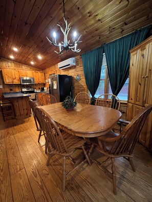 Dining - Cozy, pet friendly cabin minutes to lake George village  (Lake George)